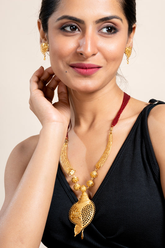 Gold Plated Designer Conch Necklace Set with Matching Stud Earring